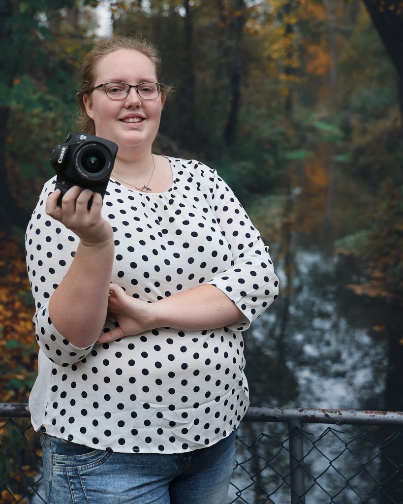 Fotografin Lara Langer mit Kamera