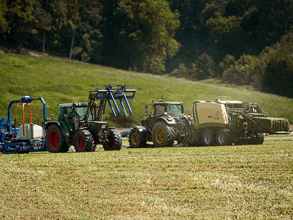 Mehrere Landmaschinen während eines gemeinsamen Arbeitseinsatzes