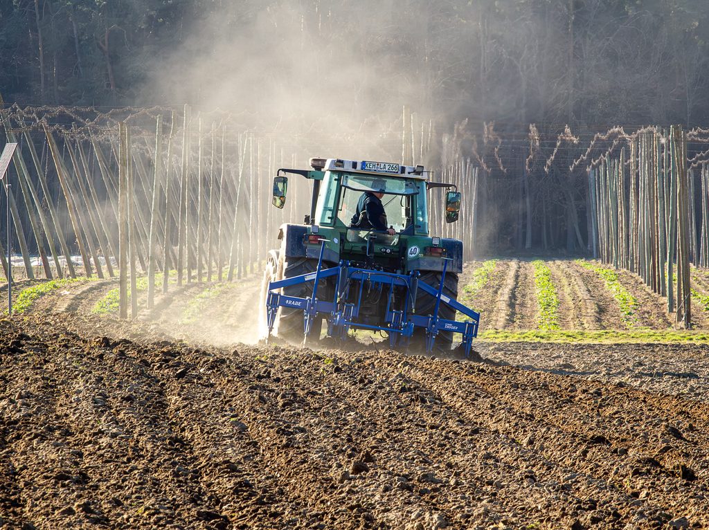 Traktor bei der Bodenbearbeitung auf dem Feld