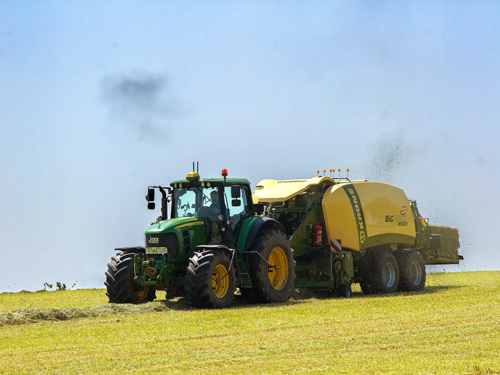 Landmaschine bei der Arbeit mit Großballen